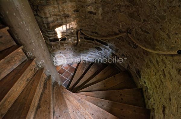 Certaines demeures traversent les siècles sans jamais perdre leur âme.

À l'abri des regards, au cœur d'un charmant bourg breton et à seulement quelques minutes des plages de la baie de Saint-Brieuc, ce Manoir veille sur son parc depuis plus de cinq siècles. Il constitue un patrimoine rare, précieusement conservé au fil des générations.

Ici, le temps semble suspendu. Derrière ses murs de pierre, chaque poutre, chaque cheminée, chaque fenêtre raconte une histoire. Une histoire de transmission, de famille et d'élégance, qui n'attend aujourd'hui qu'une nouvelle famille pour écrire son prochain chapitre.

Situé sur la commune de Pommeret, à seulement 10 minutes des plages et 7 minutes de la gare TGV de Saint-Brieuc (Paris en environ 2 h 15), ce remarquable manoir du XVIIᵉ siècle, dont les premières pierres remontent au XVe siècle. 

Ancienne demeure de l'amiral Jean-François de La Villéon au XVIIIᵉ siècle, il bénéficie d'un environnement exceptionnel au cœur d'un parc arboré où de majestueux arbres centenaires composent un véritable écrin de verdure.

Le rez-de-chaussée dévoile de généreuses pièces de réception comprenant une vaste entrée, une cuisine, un salon, une salle à manger, une bibliothèque ou un bureau, deux WC ainsi qu'une chaufferie.
À l'étage, cinq chambres lumineuses, chacune dotée de son cabinet de toilette, sont complétées par deux salles de bains et deux WC. 
Le dernier niveau accueille une sixième chambre avec sa salle d'eau, idéale pour recevoir famille et invités en toute indépendance. Les vastes greniers et la tour offrent un potentiel rare et semblent n'attendre qu'une nouvelle vie, de nouveaux éclats de rire et de précieux souvenirs à créer.

À la perpendiculaire, une vaste dépendance, prolongée par un magnifique grenier aménageable, complète harmonieusement la propriété, tandis qu'une piscine chauffée invite à profiter pleinement de la douceur de vivre qu'offre ce lieu hors du temps.

Si cette demeure a conservé toute sa noblesse, une réhabilitation respectueuse permettra de lui redonner tout son éclat. 
Les dépendances et les greniers offrent un formidable potentiel pour imaginer de nouveaux espaces de vie, dans le respect de son architecture originelle. Terre, chaux et chanvre trouveront naturellement leur place dans cette renaissance, afin de préserver l'authenticité des lieux tout en leur apportant le confort d'aujourd'hui.

À proximité immédiate des commerces, des écoles, du littoral et des principaux axes, cette propriété conjugue le prestige d'un patrimoine historique avec une localisation particulièrement recherchée.

Le Manoir  est bien plus qu'une demeure d'exception : c'est un héritage. Un lieu où chaque pierre porte la mémoire des siècles passés et où les prochains propriétaires auront le privilège d'écrire, à leur tour, une nouvelle page de son histoire.