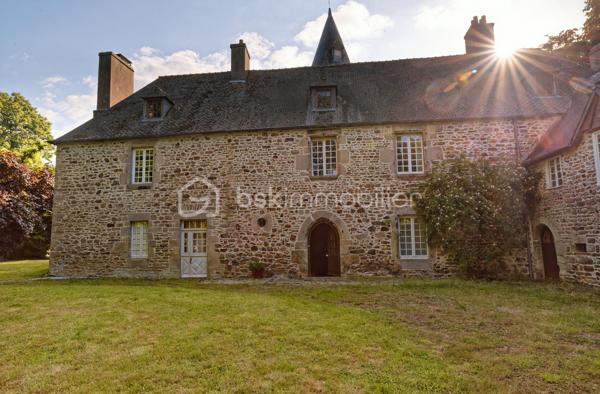 Certaines demeures traversent les siècles sans jamais perdre leur âme.

À l'abri des regards, au cœur d'un charmant bourg breton et à seulement quelques minutes des plages de la baie de Saint-Brieuc, ce Manoir veille sur son parc depuis plus de cinq siècles. Il constitue un patrimoine rare, précieusement conservé au fil des générations.

Ici, le temps semble suspendu. Derrière ses murs de pierre, chaque poutre, chaque cheminée, chaque fenêtre raconte une histoire. Une histoire de transmission, de famille et d'élégance, qui n'attend aujourd'hui qu'une nouvelle famille pour écrire son prochain chapitre.

Situé sur la commune de Pommeret, à seulement 10 minutes des plages et 7 minutes de la gare TGV de Saint-Brieuc (Paris en environ 2 h 15), ce remarquable manoir du XVIIᵉ siècle, dont les premières pierres remontent au XVe siècle. 

Ancienne demeure de l'amiral Jean-François de La Villéon au XVIIIᵉ siècle, il bénéficie d'un environnement exceptionnel au cœur d'un parc arboré où de majestueux arbres centenaires composent un véritable écrin de verdure.

Le rez-de-chaussée dévoile de généreuses pièces de réception comprenant une vaste entrée, une cuisine, un salon, une salle à manger, une bibliothèque ou un bureau, deux WC ainsi qu'une chaufferie.
À l'étage, cinq chambres lumineuses, chacune dotée de son cabinet de toilette, sont complétées par deux salles de bains et deux WC. 
Le dernier niveau accueille une sixième chambre avec sa salle d'eau, idéale pour recevoir famille et invités en toute indépendance. Les vastes greniers et la tour offrent un potentiel rare et semblent n'attendre qu'une nouvelle vie, de nouveaux éclats de rire et de précieux souvenirs à créer.

À la perpendiculaire, une vaste dépendance, prolongée par un magnifique grenier aménageable, complète harmonieusement la propriété, tandis qu'une piscine chauffée invite à profiter pleinement de la douceur de vivre qu'offre ce lieu hors du temps.

Si cette demeure a conservé toute sa noblesse, une réhabilitation respectueuse permettra de lui redonner tout son éclat. 
Les dépendances et les greniers offrent un formidable potentiel pour imaginer de nouveaux espaces de vie, dans le respect de son architecture originelle. Terre, chaux et chanvre trouveront naturellement leur place dans cette renaissance, afin de préserver l'authenticité des lieux tout en leur apportant le confort d'aujourd'hui.

À proximité immédiate des commerces, des écoles, du littoral et des principaux axes, cette propriété conjugue le prestige d'un patrimoine historique avec une localisation particulièrement recherchée.

Le Manoir  est bien plus qu'une demeure d'exception : c'est un héritage. Un lieu où chaque pierre porte la mémoire des siècles passés et où les prochains propriétaires auront le privilège d'écrire, à leur tour, une nouvelle page de son histoire.