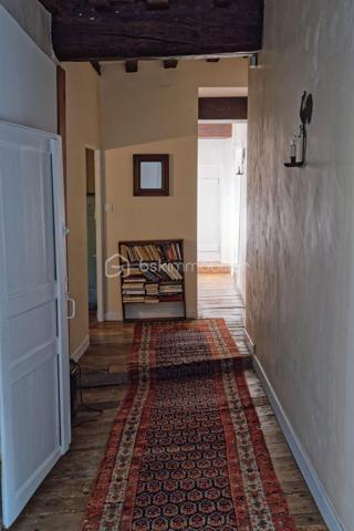 Certaines demeures traversent les siècles sans jamais perdre leur âme.

À l'abri des regards, au cœur d'un charmant bourg breton et à seulement quelques minutes des plages de la baie de Saint-Brieuc, ce Manoir veille sur son parc depuis plus de cinq siècles. Il constitue un patrimoine rare, précieusement conservé au fil des générations.

Ici, le temps semble suspendu. Derrière ses murs de pierre, chaque poutre, chaque cheminée, chaque fenêtre raconte une histoire. Une histoire de transmission, de famille et d'élégance, qui n'attend aujourd'hui qu'une nouvelle famille pour écrire son prochain chapitre.

Situé sur la commune de Pommeret, à seulement 10 minutes des plages et 7 minutes de la gare TGV de Saint-Brieuc (Paris en environ 2 h 15), ce remarquable manoir du XVIIᵉ siècle, dont les premières pierres remontent au XVe siècle. 

Ancienne demeure de l'amiral Jean-François de La Villéon au XVIIIᵉ siècle, il bénéficie d'un environnement exceptionnel au cœur d'un parc arboré où de majestueux arbres centenaires composent un véritable écrin de verdure.

Le rez-de-chaussée dévoile de généreuses pièces de réception comprenant une vaste entrée, une cuisine, un salon, une salle à manger, une bibliothèque ou un bureau, deux WC ainsi qu'une chaufferie.
À l'étage, cinq chambres lumineuses, chacune dotée de son cabinet de toilette, sont complétées par deux salles de bains et deux WC. 
Le dernier niveau accueille une sixième chambre avec sa salle d'eau, idéale pour recevoir famille et invités en toute indépendance. Les vastes greniers et la tour offrent un potentiel rare et semblent n'attendre qu'une nouvelle vie, de nouveaux éclats de rire et de précieux souvenirs à créer.

À la perpendiculaire, une vaste dépendance, prolongée par un magnifique grenier aménageable, complète harmonieusement la propriété, tandis qu'une piscine chauffée invite à profiter pleinement de la douceur de vivre qu'offre ce lieu hors du temps.

Si cette demeure a conservé toute sa noblesse, une réhabilitation respectueuse permettra de lui redonner tout son éclat. 
Les dépendances et les greniers offrent un formidable potentiel pour imaginer de nouveaux espaces de vie, dans le respect de son architecture originelle. Terre, chaux et chanvre trouveront naturellement leur place dans cette renaissance, afin de préserver l'authenticité des lieux tout en leur apportant le confort d'aujourd'hui.

À proximité immédiate des commerces, des écoles, du littoral et des principaux axes, cette propriété conjugue le prestige d'un patrimoine historique avec une localisation particulièrement recherchée.

Le Manoir  est bien plus qu'une demeure d'exception : c'est un héritage. Un lieu où chaque pierre porte la mémoire des siècles passés et où les prochains propriétaires auront le privilège d'écrire, à leur tour, une nouvelle page de son histoire.