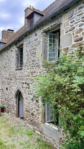 Certaines demeures traversent les siècles sans jamais perdre leur âme.

À l'abri des regards, au cœur d'un charmant bourg breton et à seulement quelques minutes des plages de la baie de Saint-Brieuc, ce Manoir veille sur son parc depuis plus de cinq siècles. Il constitue un patrimoine rare, précieusement conservé au fil des générations.

Ici, le temps semble suspendu. Derrière ses murs de pierre, chaque poutre, chaque cheminée, chaque fenêtre raconte une histoire. Une histoire de transmission, de famille et d'élégance, qui n'attend aujourd'hui qu'une nouvelle famille pour écrire son prochain chapitre.

Situé sur la commune de Pommeret, à seulement 10 minutes des plages et 7 minutes de la gare TGV de Saint-Brieuc (Paris en environ 2 h 15), ce remarquable manoir du XVIIᵉ siècle, dont les premières pierres remontent au XVe siècle. 

Ancienne demeure de l'amiral Jean-François de La Villéon au XVIIIᵉ siècle, il bénéficie d'un environnement exceptionnel au cœur d'un parc arboré où de majestueux arbres centenaires composent un véritable écrin de verdure.

Le rez-de-chaussée dévoile de généreuses pièces de réception comprenant une vaste entrée, une cuisine, un salon, une salle à manger, une bibliothèque ou un bureau, deux WC ainsi qu'une chaufferie.
À l'étage, cinq chambres lumineuses, chacune dotée de son cabinet de toilette, sont complétées par deux salles de bains et deux WC. 
Le dernier niveau accueille une sixième chambre avec sa salle d'eau, idéale pour recevoir famille et invités en toute indépendance. Les vastes greniers et la tour offrent un potentiel rare et semblent n'attendre qu'une nouvelle vie, de nouveaux éclats de rire et de précieux souvenirs à créer.

À la perpendiculaire, une vaste dépendance, prolongée par un magnifique grenier aménageable, complète harmonieusement la propriété, tandis qu'une piscine chauffée invite à profiter pleinement de la douceur de vivre qu'offre ce lieu hors du temps.

Si cette demeure a conservé toute sa noblesse, une réhabilitation respectueuse permettra de lui redonner tout son éclat. 
Les dépendances et les greniers offrent un formidable potentiel pour imaginer de nouveaux espaces de vie, dans le respect de son architecture originelle. Terre, chaux et chanvre trouveront naturellement leur place dans cette renaissance, afin de préserver l'authenticité des lieux tout en leur apportant le confort d'aujourd'hui.

À proximité immédiate des commerces, des écoles, du littoral et des principaux axes, cette propriété conjugue le prestige d'un patrimoine historique avec une localisation particulièrement recherchée.

Le Manoir  est bien plus qu'une demeure d'exception : c'est un héritage. Un lieu où chaque pierre porte la mémoire des siècles passés et où les prochains propriétaires auront le privilège d'écrire, à leur tour, une nouvelle page de son histoire.