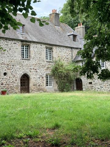 Certaines demeures traversent les siècles sans jamais perdre leur âme.

À l'abri des regards, au cœur d'un charmant bourg breton et à seulement quelques minutes des plages de la baie de Saint-Brieuc, ce Manoir veille sur son parc depuis plus de cinq siècles. Il constitue un patrimoine rare, précieusement conservé au fil des générations.

Ici, le temps semble suspendu. Derrière ses murs de pierre, chaque poutre, chaque cheminée, chaque fenêtre raconte une histoire. Une histoire de transmission, de famille et d'élégance, qui n'attend aujourd'hui qu'une nouvelle famille pour écrire son prochain chapitre.

Situé sur la commune de Pommeret, à seulement 10 minutes des plages et 7 minutes de la gare TGV de Saint-Brieuc (Paris en environ 2 h 15), ce remarquable manoir du XVIIᵉ siècle, dont les premières pierres remontent au XVe siècle. 

Ancienne demeure de l'amiral Jean-François de La Villéon au XVIIIᵉ siècle, il bénéficie d'un environnement exceptionnel au cœur d'un parc arboré où de majestueux arbres centenaires composent un véritable écrin de verdure.

Le rez-de-chaussée dévoile de généreuses pièces de réception comprenant une vaste entrée, une cuisine, un salon, une salle à manger, une bibliothèque ou un bureau, deux WC ainsi qu'une chaufferie.
À l'étage, cinq chambres lumineuses, chacune dotée de son cabinet de toilette, sont complétées par deux salles de bains et deux WC. 
Le dernier niveau accueille une sixième chambre avec sa salle d'eau, idéale pour recevoir famille et invités en toute indépendance. Les vastes greniers et la tour offrent un potentiel rare et semblent n'attendre qu'une nouvelle vie, de nouveaux éclats de rire et de précieux souvenirs à créer.

À la perpendiculaire, une vaste dépendance, prolongée par un magnifique grenier aménageable, complète harmonieusement la propriété, tandis qu'une piscine chauffée invite à profiter pleinement de la douceur de vivre qu'offre ce lieu hors du temps.

Si cette demeure a conservé toute sa noblesse, une réhabilitation respectueuse permettra de lui redonner tout son éclat. 
Les dépendances et les greniers offrent un formidable potentiel pour imaginer de nouveaux espaces de vie, dans le respect de son architecture originelle. Terre, chaux et chanvre trouveront naturellement leur place dans cette renaissance, afin de préserver l'authenticité des lieux tout en leur apportant le confort d'aujourd'hui.

À proximité immédiate des commerces, des écoles, du littoral et des principaux axes, cette propriété conjugue le prestige d'un patrimoine historique avec une localisation particulièrement recherchée.

Le Manoir  est bien plus qu'une demeure d'exception : c'est un héritage. Un lieu où chaque pierre porte la mémoire des siècles passés et où les prochains propriétaires auront le privilège d'écrire, à leur tour, une nouvelle page de son histoire.