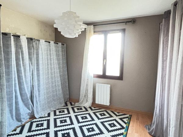 Maison plain-pied avec garage et jardin