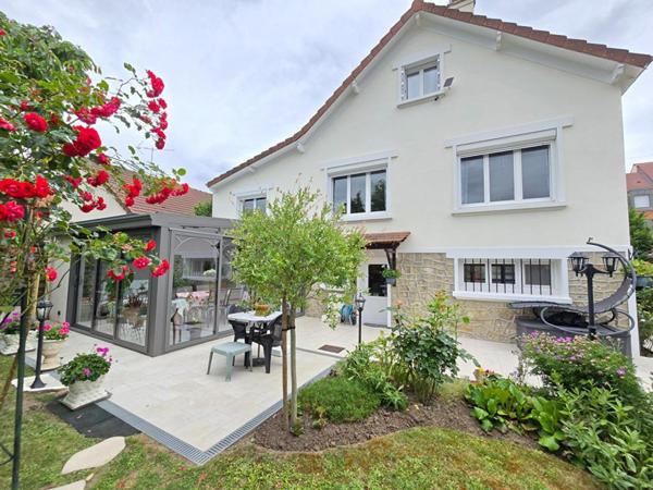 Maison individuelle avec 4 chambres, véranda et magnifique jardin