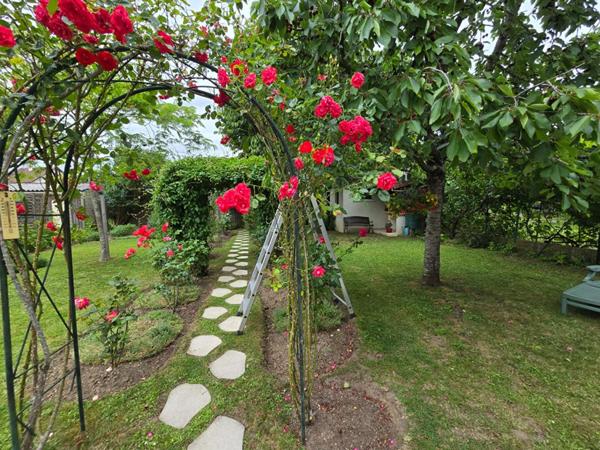 Maison individuelle avec 4 chambres, véranda et magnifique jardin