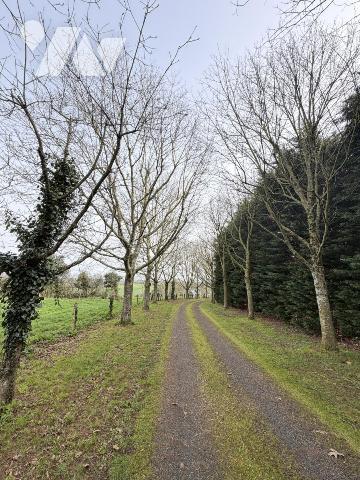 Maison de caractère d'environ 250m² sur 5 hectares avec dépendances