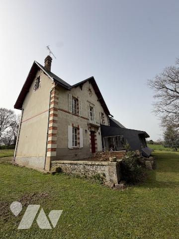 Maison de caractère d'environ 250m² sur 5 hectares avec dépendances