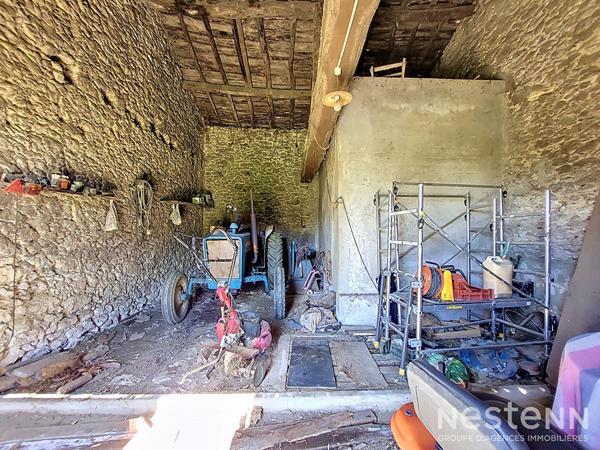 A Vendre ancien corps de  ferme avec dépendances et 2 hectares de terrain à 2 km de Condom