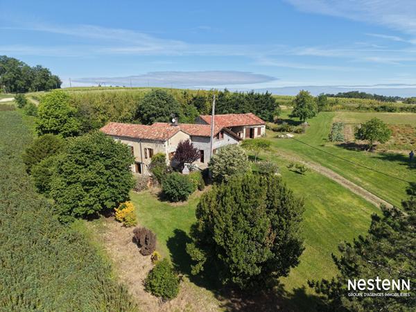 A Vendre ancien corps de  ferme avec dépendances et 2 hectares de terrain à 2 km de Condom