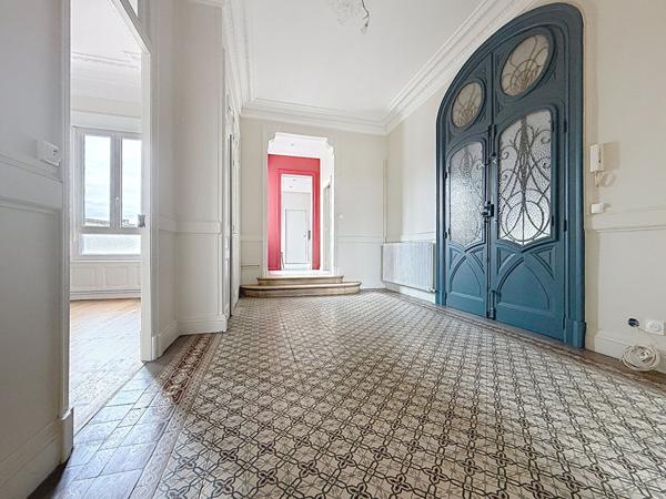 Cachet pour ce T6 ancien renove 157 m2 stationnement privatif -