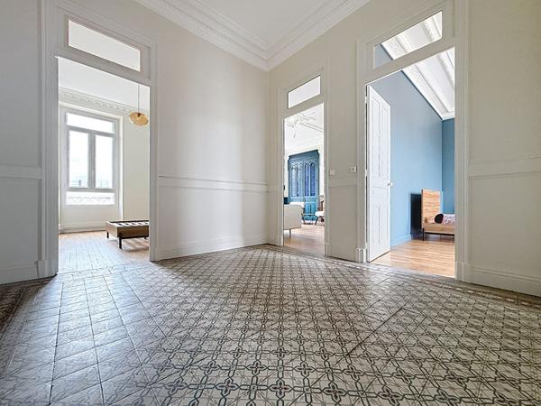 Cachet pour ce T6 ancien renove 157 m2 stationnement privatif -