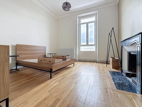 Cachet pour ce T6 ancien renove 157 m2 stationnement privatif -