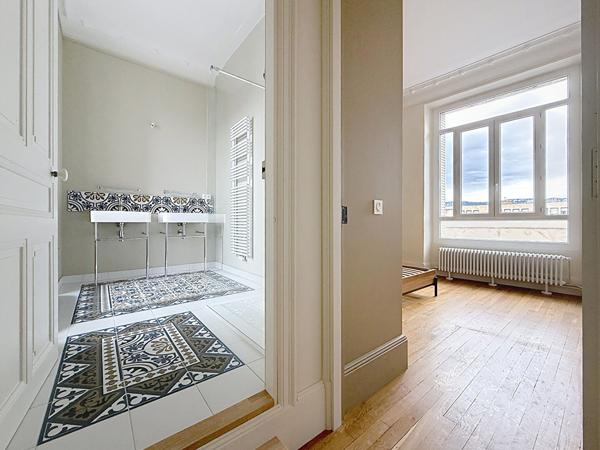 Cachet pour ce T6 ancien renove 157 m2 stationnement privatif -