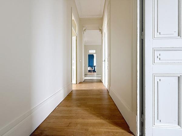 Cachet pour ce T6 ancien renove 157 m2 stationnement privatif -