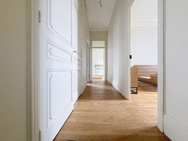 Cachet pour ce T6 ancien renove 157 m2 stationnement privatif -