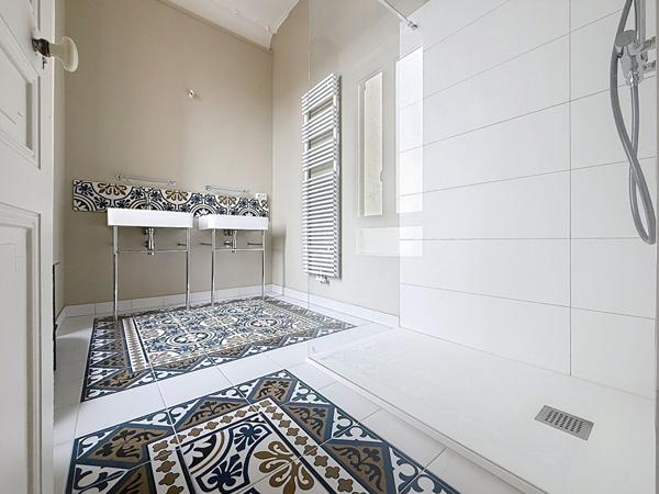 Cachet pour ce T6 ancien renove 157 m2 stationnement privatif -