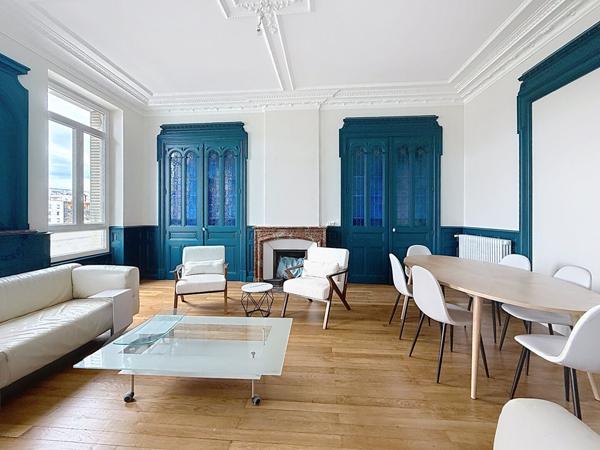 Cachet pour ce T6 ancien renove 157 m2 stationnement privatif -