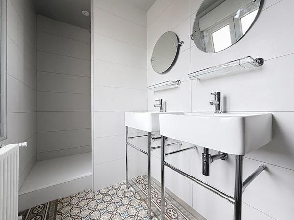 Cachet pour ce T6 ancien renove 157 m2 stationnement privatif -