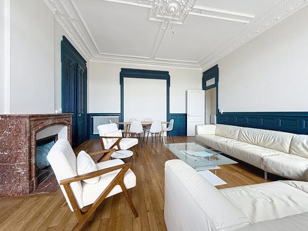 Cachet pour ce T6 ancien renove 157 m2 stationnement privatif -