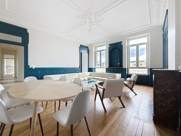 Cachet pour ce T6 ancien renove 157 m2 stationnement privatif -