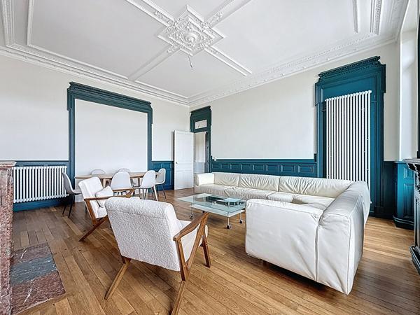 Cachet pour ce T6 ancien renove 157 m2 stationnement privatif -