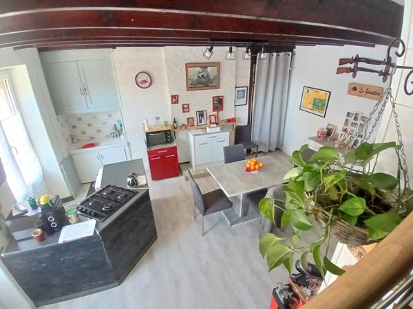 Ensemble immobilier composé d’une maison de village en pierre