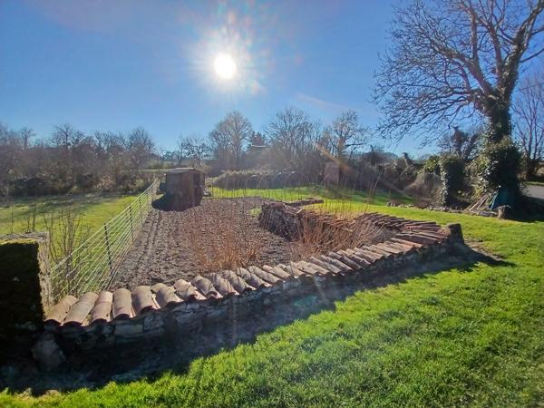 Ensemble immobilier composé d’une maison de village en pierre