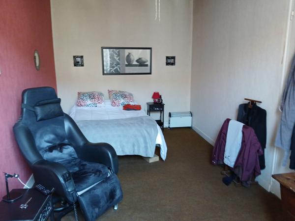 Ensemble immobilier composé d’une maison de village en pierre