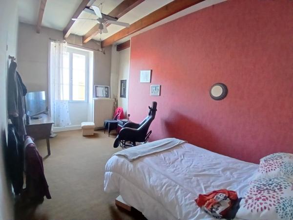 Ensemble immobilier composé d’une maison de village en pierre