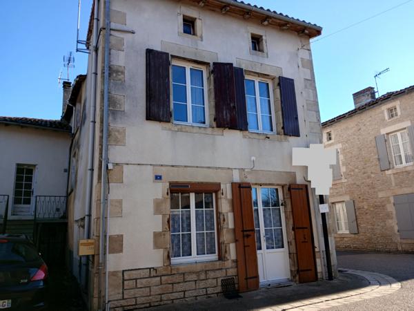 Ensemble immobilier composé d’une maison de village en pierre