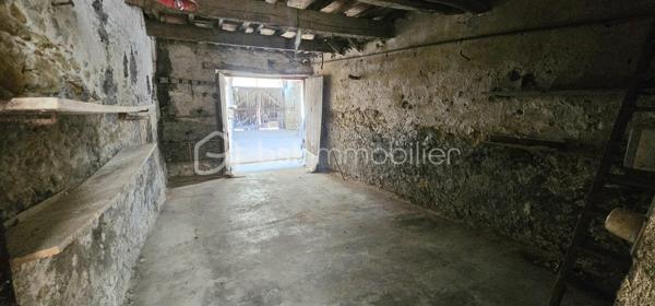 Une charmante maison familiale sur deux étages a Pexiora , 5 minutes de Castelnaudary et 20 minutes de Carcassonne 
Au rez-de-chaussée , un salon accueillant, une spacieuse cuisine et une salle d'eau.
A l'étage, deux grandes chambres de 19 et 20 m2 ainsi qu'une toilette.
Le deuxième étage offre un grenier de 40 m2 prêt a être aménagé.
Un garage de 25 m2 est inclus.
Une occasion unique s'offre avec une grange de 47 m2 et 6 m de hauteur et 2 plateaux de 51 m2, faisant de cette propriété une offre exceptionnelle.
Sans jardin .
Ne manquez pas cette opportunité!

La performance énergétique : " DPE : E. - GES :B
Montant estimé des dépenses annuelles d'énergie pour un usage standard : entre 1440 euros et 1980 euros par an .