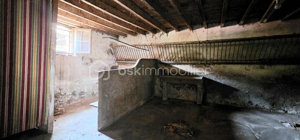 Une charmante maison familiale sur deux étages a Pexiora , 5 minutes de Castelnaudary et 20 minutes de Carcassonne 
Au rez-de-chaussée , un salon accueillant, une spacieuse cuisine et une salle d'eau.
A l'étage, deux grandes chambres de 19 et 20 m2 ainsi qu'une toilette.
Le deuxième étage offre un grenier de 40 m2 prêt a être aménagé.
Un garage de 25 m2 est inclus.
Une occasion unique s'offre avec une grange de 47 m2 et 6 m de hauteur et 2 plateaux de 51 m2, faisant de cette propriété une offre exceptionnelle.
Sans jardin .
Ne manquez pas cette opportunité!

La performance énergétique : " DPE : E. - GES :B
Montant estimé des dépenses annuelles d'énergie pour un usage standard : entre 1440 euros et 1980 euros par an .