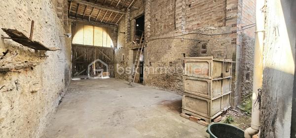 Une charmante maison familiale sur deux étages a Pexiora , 5 minutes de Castelnaudary et 20 minutes de Carcassonne 
Au rez-de-chaussée , un salon accueillant, une spacieuse cuisine et une salle d'eau.
A l'étage, deux grandes chambres de 19 et 20 m2 ainsi qu'une toilette.
Le deuxième étage offre un grenier de 40 m2 prêt a être aménagé.
Un garage de 25 m2 est inclus.
Une occasion unique s'offre avec une grange de 47 m2 et 6 m de hauteur et 2 plateaux de 51 m2, faisant de cette propriété une offre exceptionnelle.
Sans jardin .
Ne manquez pas cette opportunité!

La performance énergétique : " DPE : E. - GES :B
Montant estimé des dépenses annuelles d'énergie pour un usage standard : entre 1440 euros et 1980 euros par an .
