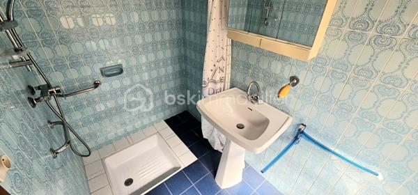 Une charmante maison familiale sur deux étages a Pexiora , 5 minutes de Castelnaudary et 20 minutes de Carcassonne 
Au rez-de-chaussée , un salon accueillant, une spacieuse cuisine et une salle d'eau.
A l'étage, deux grandes chambres de 19 et 20 m2 ainsi qu'une toilette.
Le deuxième étage offre un grenier de 40 m2 prêt a être aménagé.
Un garage de 25 m2 est inclus.
Une occasion unique s'offre avec une grange de 47 m2 et 6 m de hauteur et 2 plateaux de 51 m2, faisant de cette propriété une offre exceptionnelle.
Sans jardin .
Ne manquez pas cette opportunité!

La performance énergétique : " DPE : E. - GES :B
Montant estimé des dépenses annuelles d'énergie pour un usage standard : entre 1440 euros et 1980 euros par an .