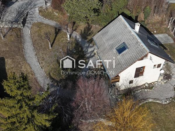Jolie maison sur un superbe terrain arboré à proximité du plan d'eau