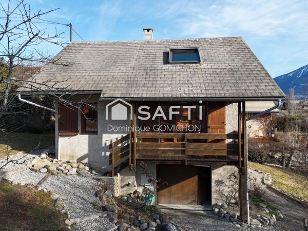 Jolie maison sur un superbe terrain arboré à proximité du plan d'eau