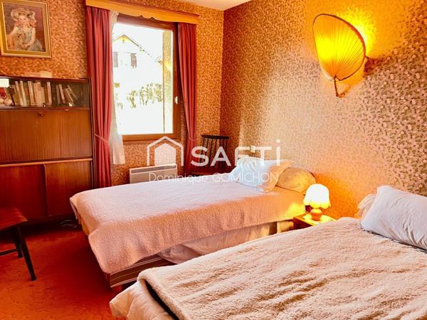 Jolie maison sur un superbe terrain arboré à proximité du plan d'eau