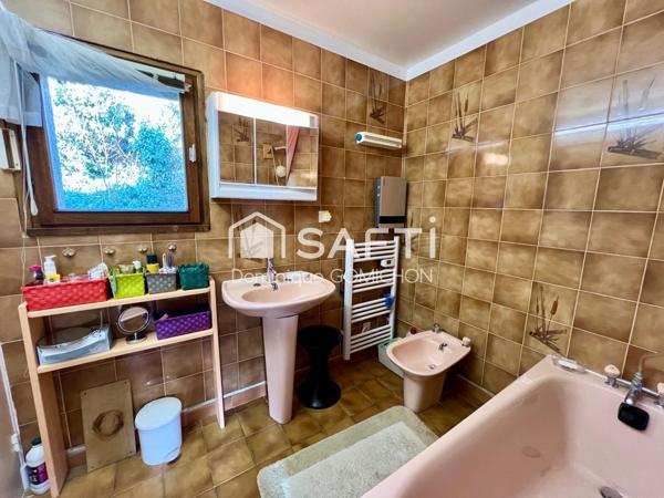 Jolie maison sur un superbe terrain arboré à proximité du plan d'eau