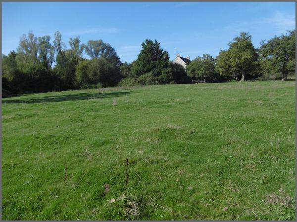 Très beau terrain viabilisé libre de constructeur.