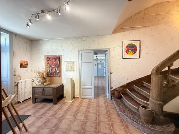 Très belle demeure de 392m² du 17ème siècle, 7 chambres, terrain de 1163m² 548 000 €