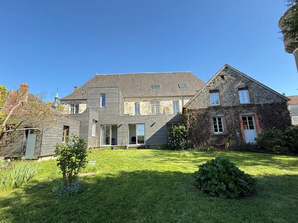 Très belle demeure de 392m² du 17ème siècle, 7 chambres, terrain de 1163m² 548 000 €
