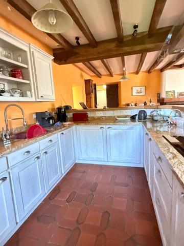 Très belle demeure de 392m² du 17ème siècle, 7 chambres, terrain de 1163m² 548 000 €