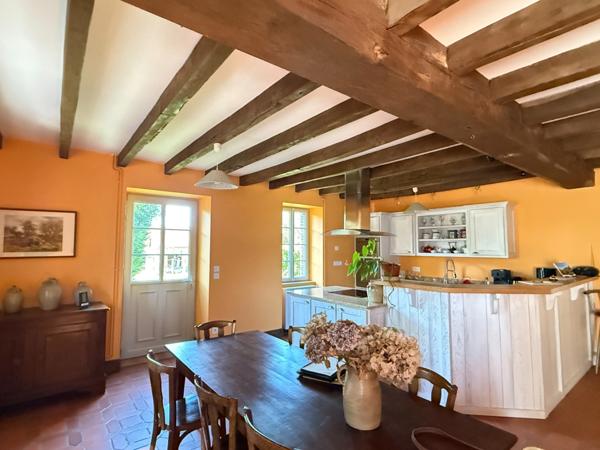 Très belle demeure de 392m² du 17ème siècle, 7 chambres, terrain de 1163m² 548 000 €