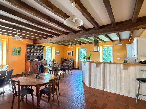 Très belle demeure de 392m² du 17ème siècle, 7 chambres, terrain de 1163m² 548 000 €