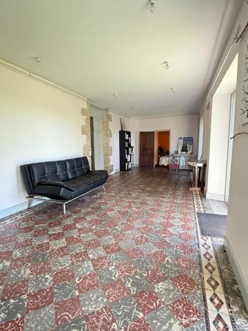 Très belle demeure de 392m² du 17ème siècle, 7 chambres, terrain de 1163m² 548 000 €