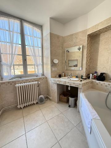 Très belle demeure de 392m² du 17ème siècle, 7 chambres, terrain de 1163m² 548 000 €