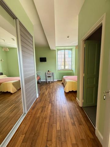 Très belle demeure de 392m² du 17ème siècle, 7 chambres, terrain de 1163m² 548 000 €