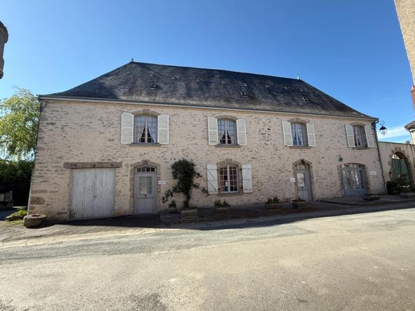 Très belle demeure de 392m² du 17ème siècle, 7 chambres, terrain de 1163m² 548 000 €