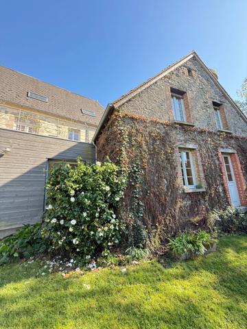 Très belle demeure de 392m² du 17ème siècle, 7 chambres, terrain de 1163m² 548 000 €