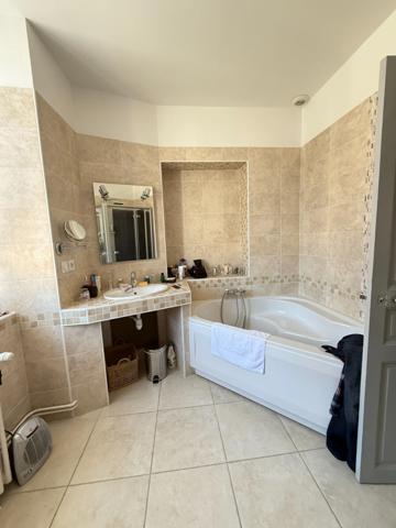 Très belle demeure de 392m² du 17ème siècle, 7 chambres, terrain de 1163m² 548 000 €