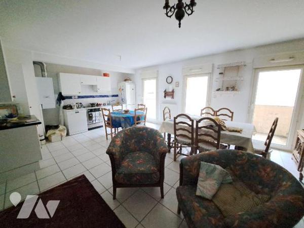 HYPER CENTRE VILLE - RUE TRES CALME - RESIDENCE RECENTE
Appartement au 2eme étage avec ascense...